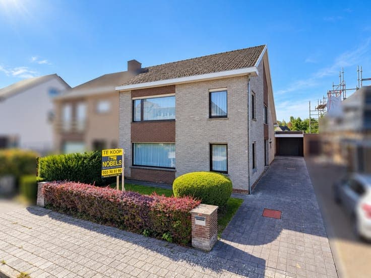 Te koop, Ruime halfopen gezinswoning met garage en potent...