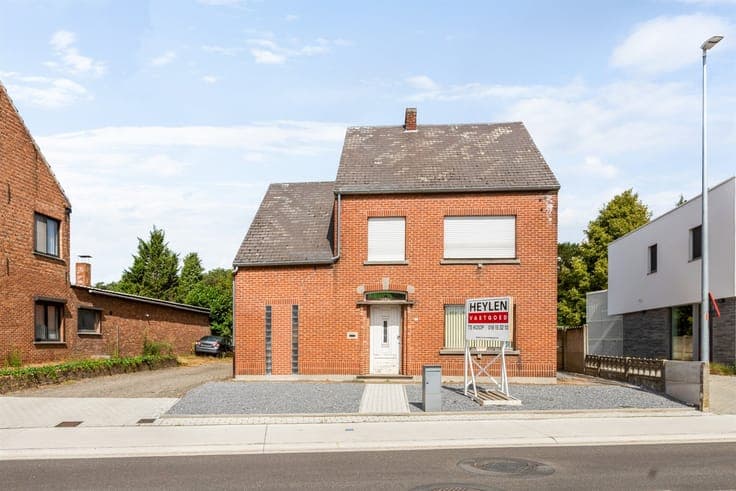 4-facade house with 3 bedrooms and a spacious yard