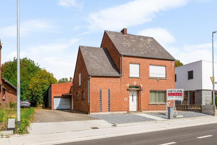 4-facade house with 3 bedrooms and a spacious yard