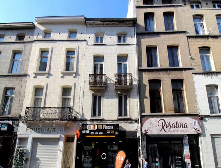 Investment house ; a commercial space + a residential unit.