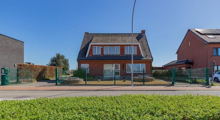 Characterful villa with outbuilding + spacious parking top l