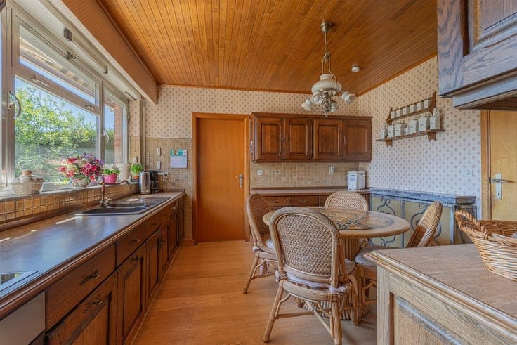 Characterful villa with outbuilding + spacious parking top l