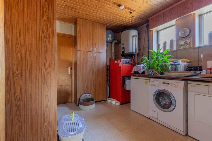 Characterful villa with outbuilding + spacious parking top l