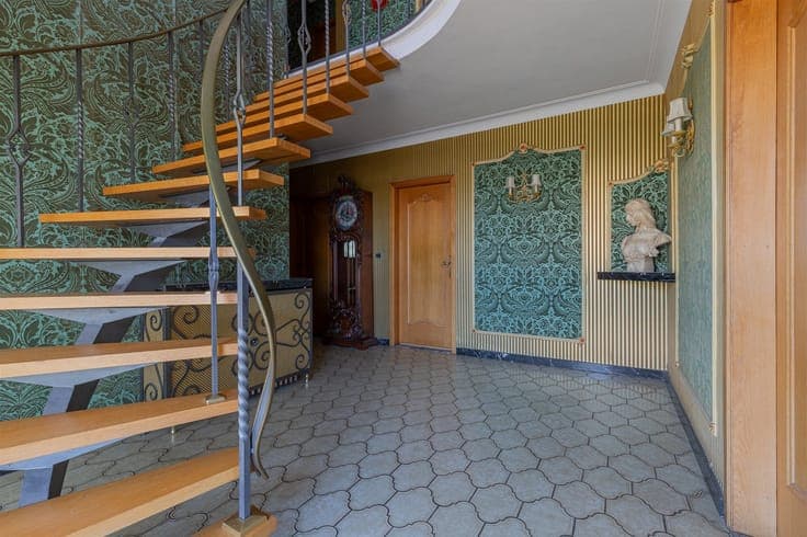 Characterful villa with outbuilding + spacious parking top l