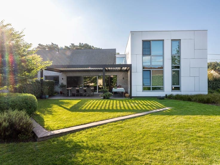 Beautiful house with practice space on a plot of 1,164 m²