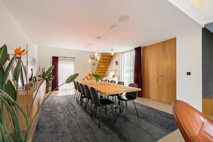 Beautiful house with practice space on a plot of 1,164 m²