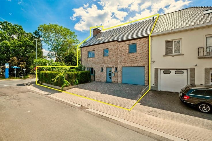 Handsome, spacious move-in ready home with 4 bdrms, 2 bdks a