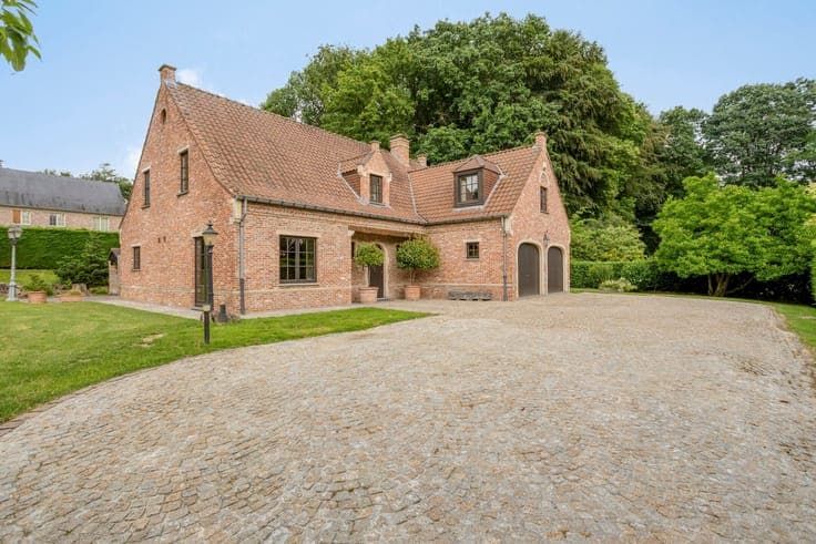 Exclusive villa with 4 bedrooms and sunny garden