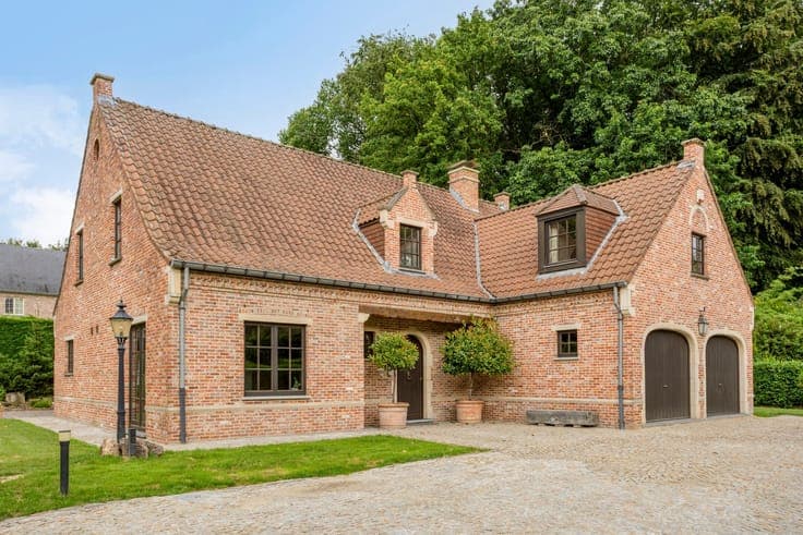 Exclusive villa with 4 bedrooms and sunny garden