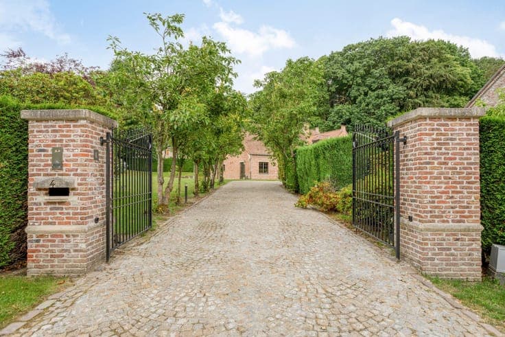 Exclusive villa with 4 bedrooms and sunny garden