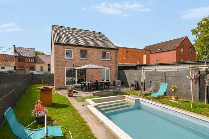 Recently built home with all comforts and a swimming pool!