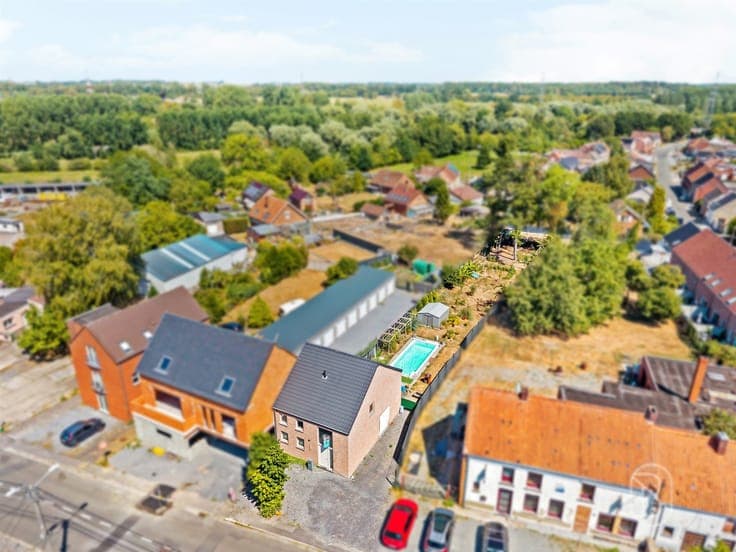 Recently built home with all comforts and a swimming pool!