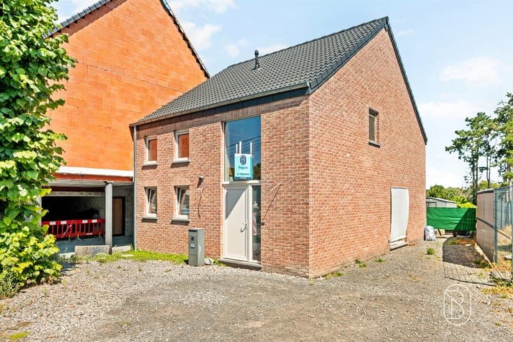 Recently built home with all comforts and a swimming pool!