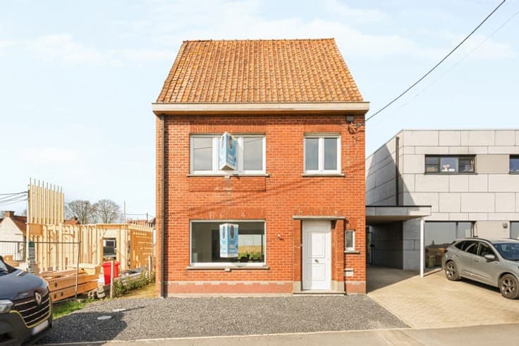 A ready-to-move-in house with a garden and unobstructed view