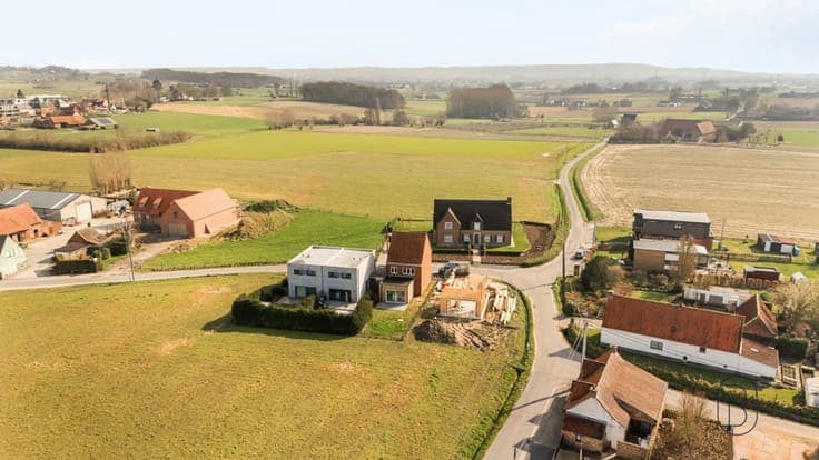 A ready-to-move-in house with a garden and unobstructed view