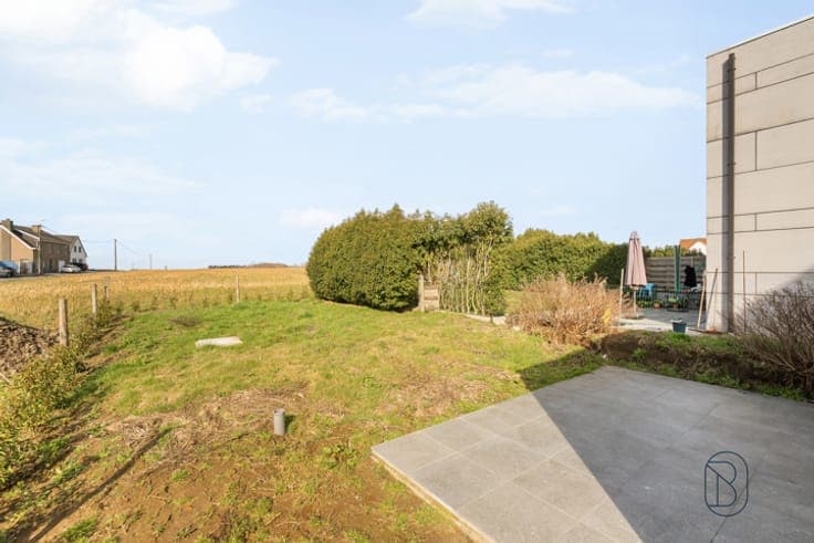 A ready-to-move-in house with a garden and unobstructed view