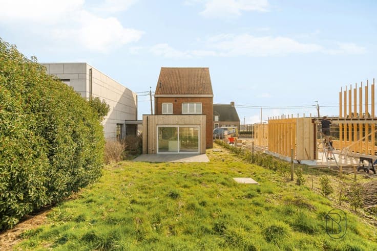 A ready-to-move-in house with a garden and unobstructed view