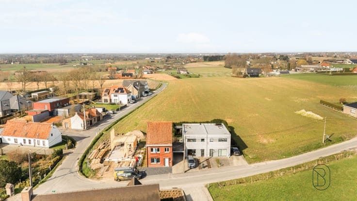A ready-to-move-in house with a garden and unobstructed view