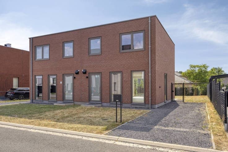 Newly built 3-bedroom home in a child-friendly neighborhood
