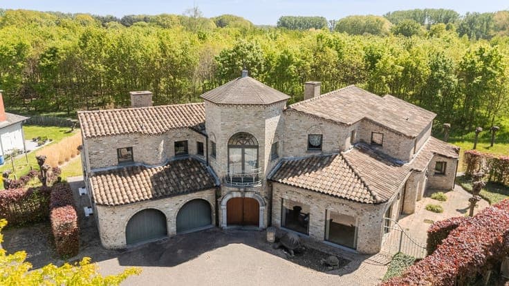 Spacious detached home in green Berlare villa area