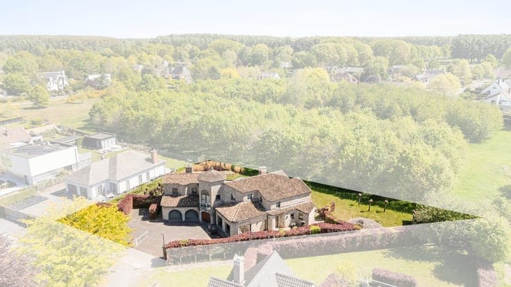 Spacious detached home in green Berlare villa area