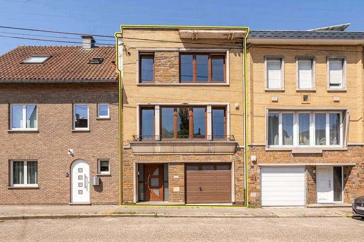 Beautifully built 3-bedroom house with garage and garden