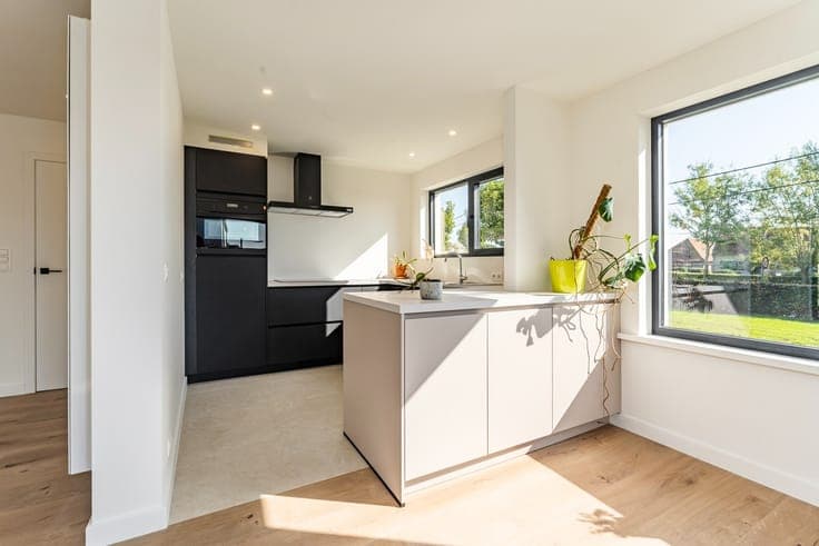 Lichtrijke, gerenoveerde bungalow te koop in Ruddervoorde!