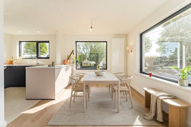 Lichtrijke, gerenoveerde bungalow te koop in Ruddervoorde!