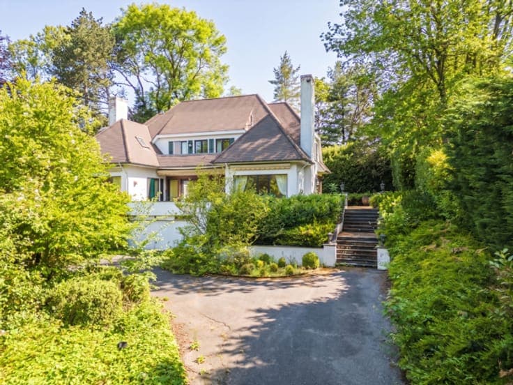 Very beautiful classic villa on ±23 ares, south-facing