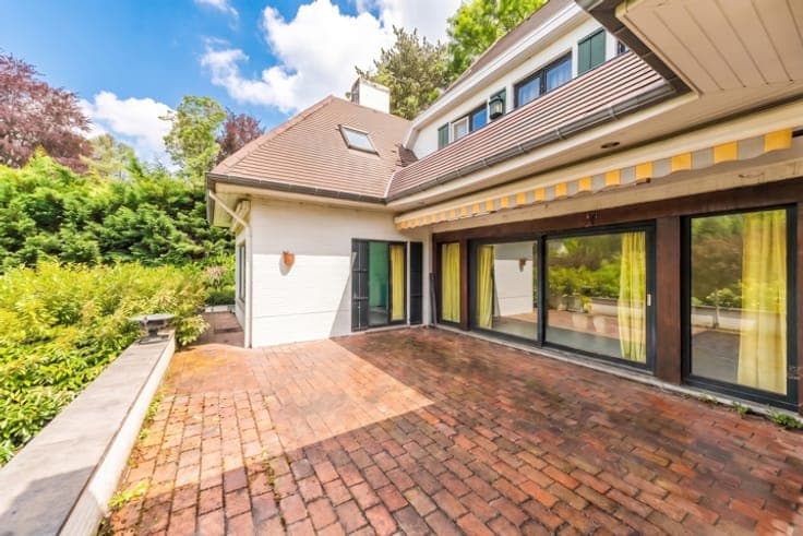 Very beautiful classic villa on ±23 ares, south-facing