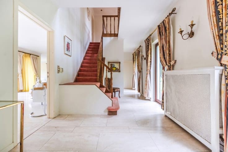 Very beautiful classic villa on ±23 ares, south-facing