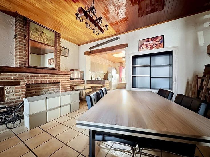 House for sale in Courcelles