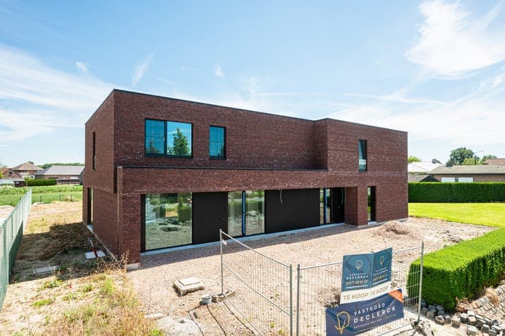 Eigentijdse nieuwbouwwoning met moderne architectuur en v...