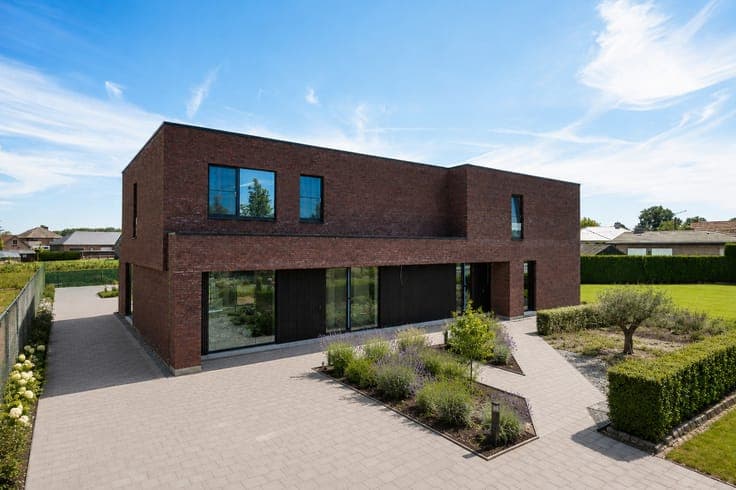 Eigentijdse nieuwbouwwoning met moderne architectuur en v...