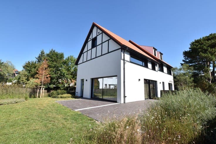 Charming renovated villa tucked away in a little path of the