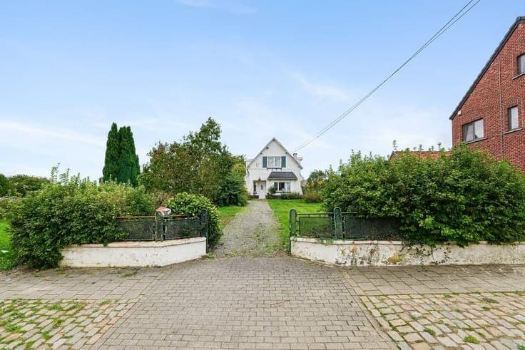 TE RENOVEREN WONING MET GROTE TUIN EN AANPALENDE BOUWGRON...