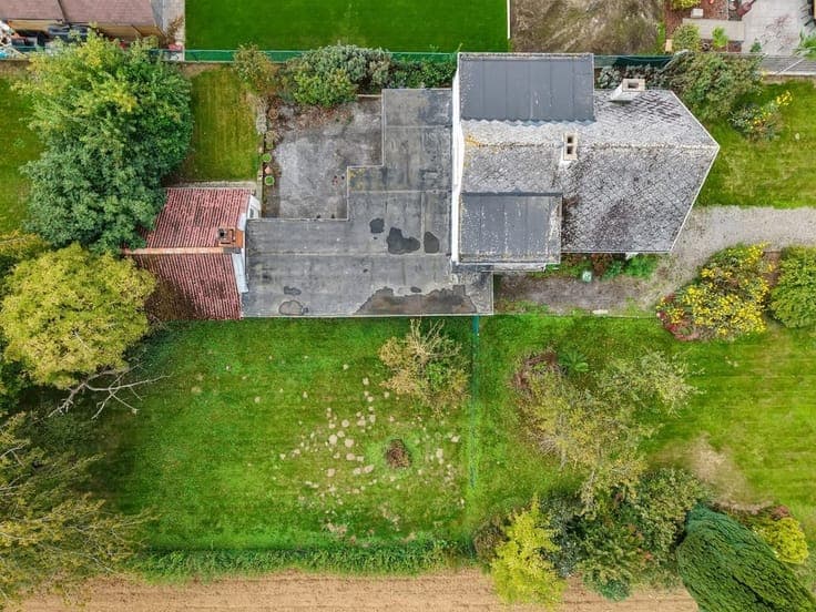 TE RENOVEREN WONING MET GROTE TUIN EN AANPALENDE BOUWGRON...