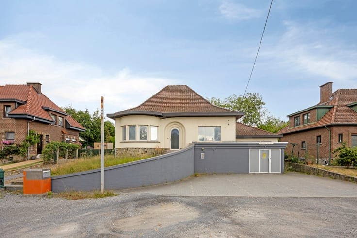 Property with renovation potential and south-west garden