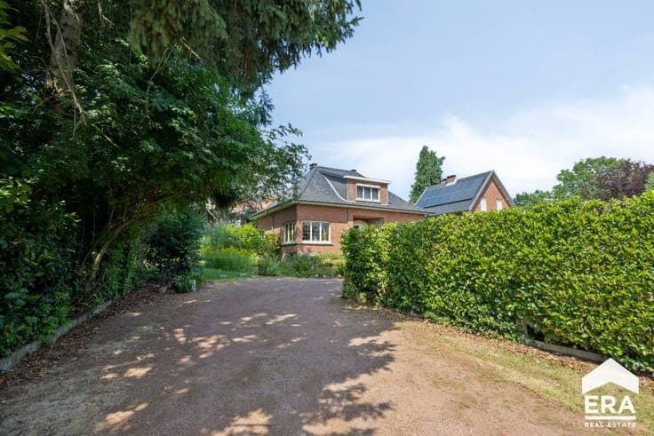 DETACHED VILLA WITH 235 M² OF BUILT AREA – 1,720 M² REAR PLO