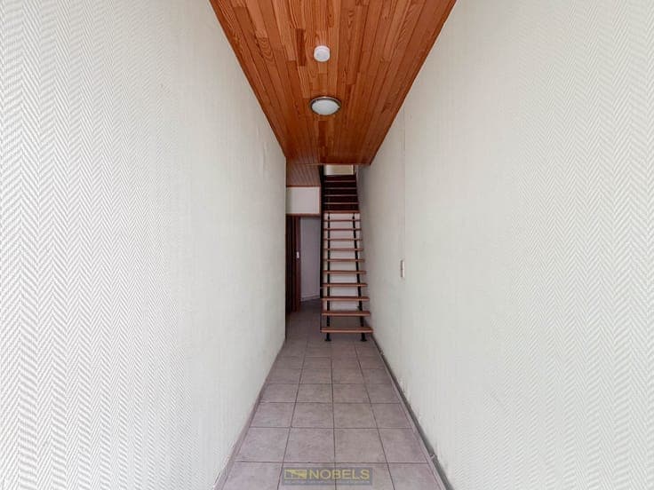 Te koop, Te renoveren starterswoning met inpandige garage...