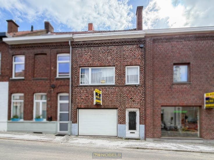 Te koop, Te renoveren starterswoning met inpandige garage...