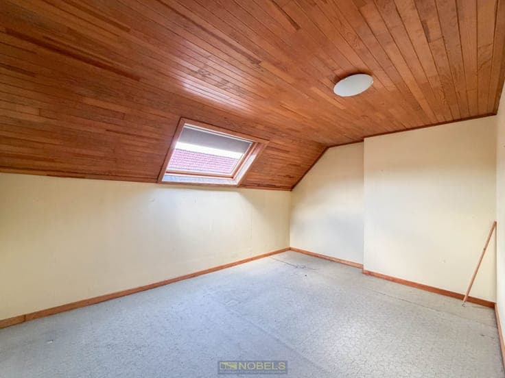 Te koop, Te renoveren starterswoning met inpandige garage...