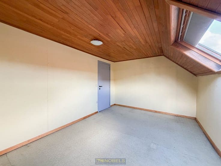 Te koop, Te renoveren starterswoning met inpandige garage...