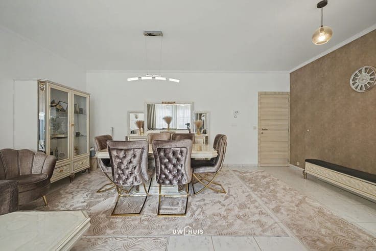 Renovated house with 4 bedrooms and rooftop terrace in the c