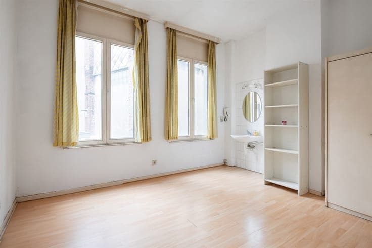 House, approx. 172 m², with 5 rooms and an inner courtyard