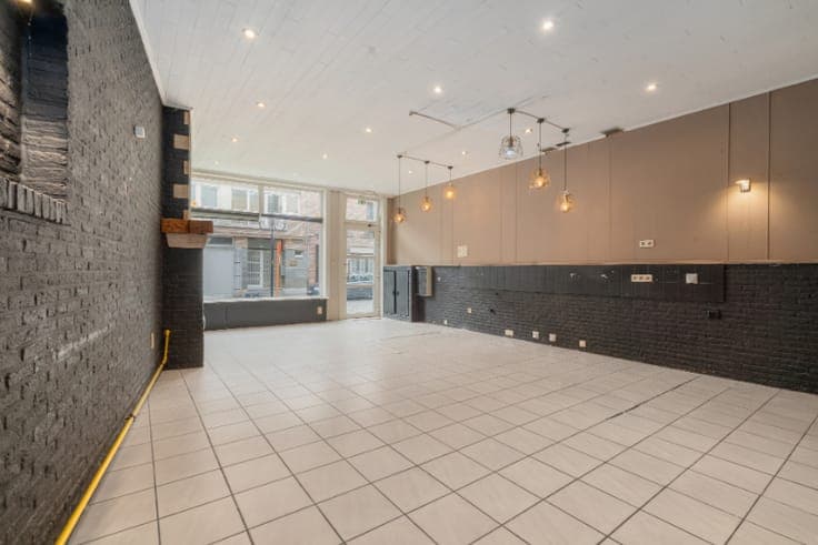 Woning met handelsruimte/bureel