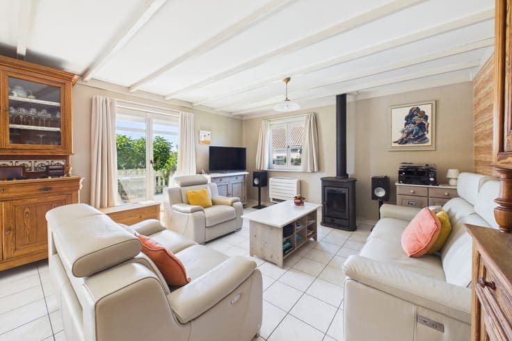 6-bedroom villa with solar panels and a pool