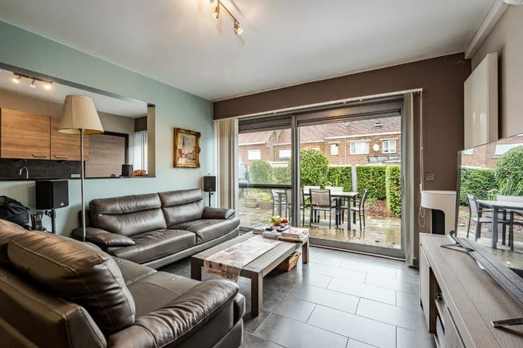 Spacious family home with 3 bedrooms, a garage and a garden