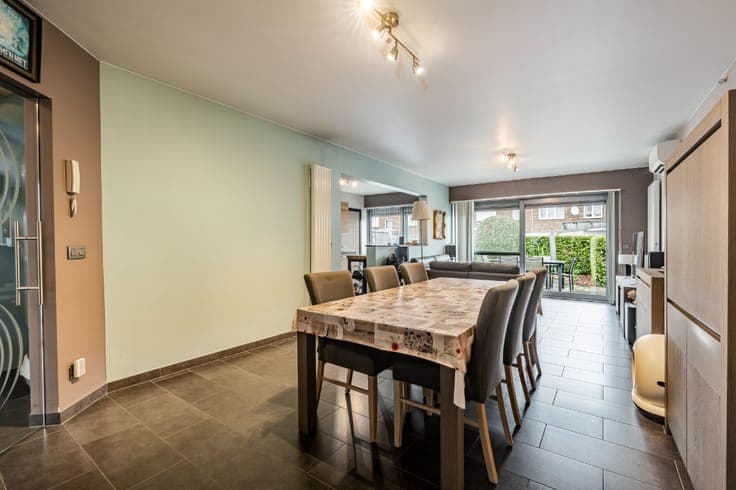 Spacious family home with 3 bedrooms, a garage and a garden