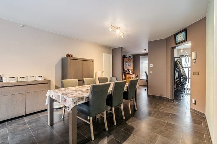 Spacious family home with 3 bedrooms, a garage and a garden
